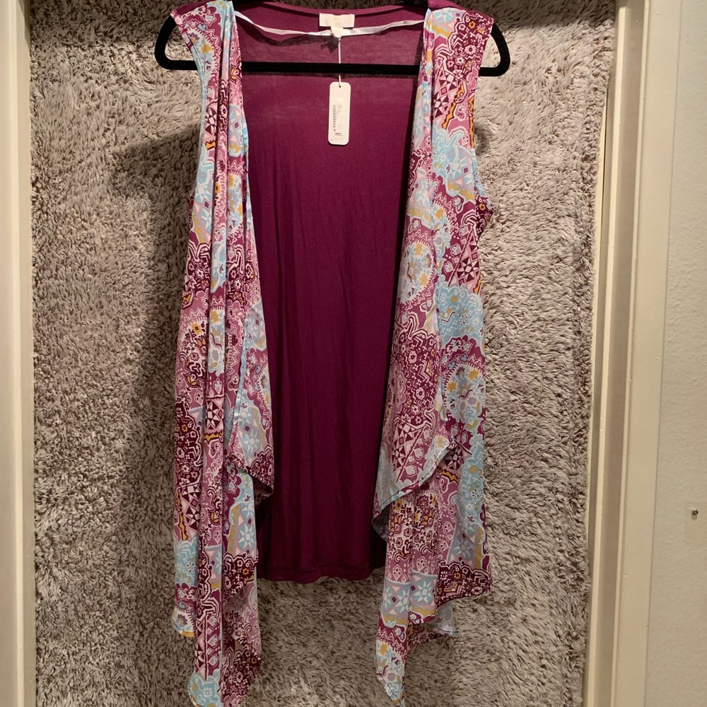 Dark fuchsia pattern layering cami. Vintage find ✨